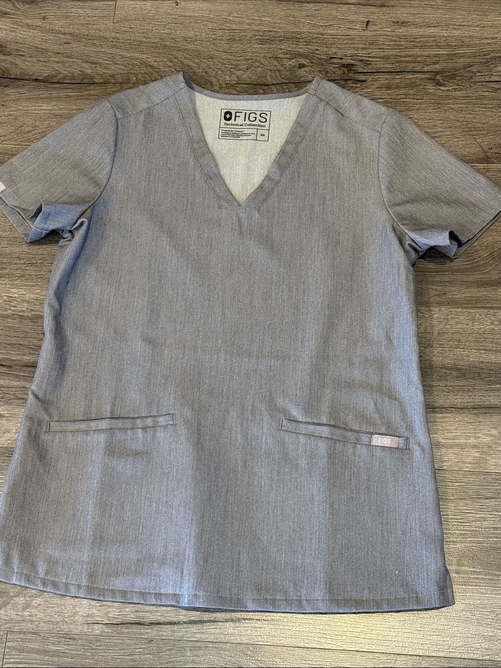 🧨FIGS V-Neck Scrub Top in Light Heather Gray Medical Field Nurse Technician